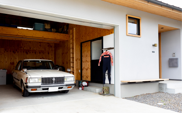 玄関横に建てた“ガレージ”