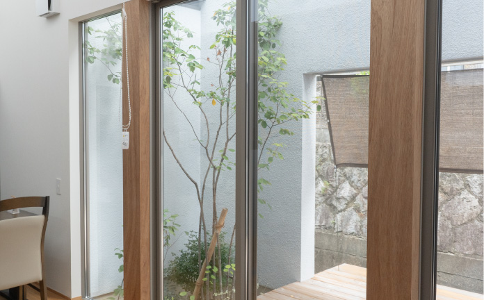 ウッドデッキの傍らにそっと植えられたのは、ジューンベリーの木
