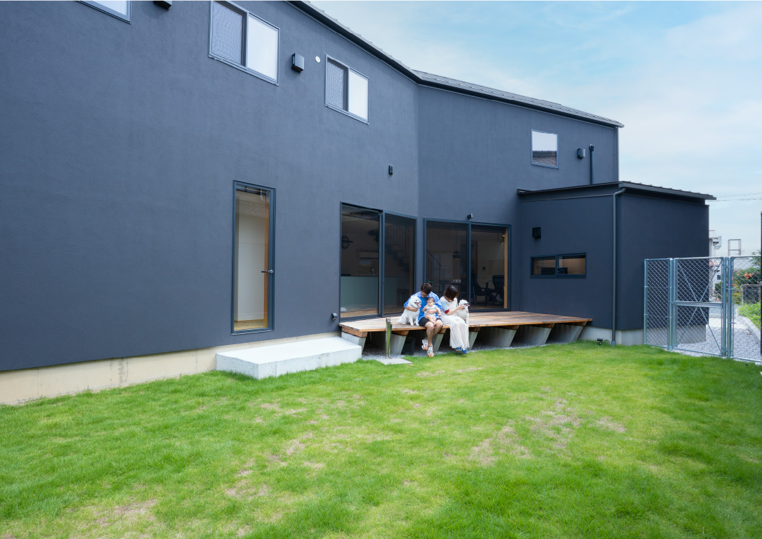 斜めの配置と大きなガラス窓が生む、印象的な外観