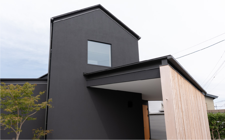 リフレクションウォールに日光が反射し、柔らかく拡散した光が室内に差し込む