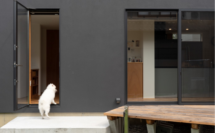 LDKからフラットにつながるウッドデッキの前