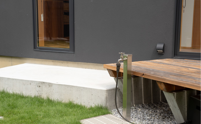 ウッドデッキのそばには、散歩や運動後にさっと足を洗える水場を設置