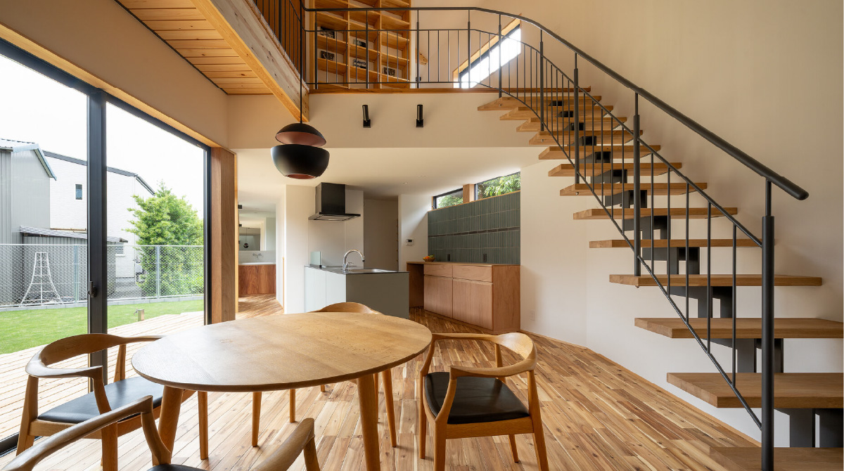 室内のアクセントになるスチールと木の階段