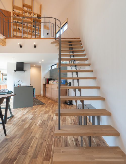 ストリップ階段は蹴込み板がないため、光や風を遮ることなく通し、LDK全体に自然な広がりと開放感を与えます。