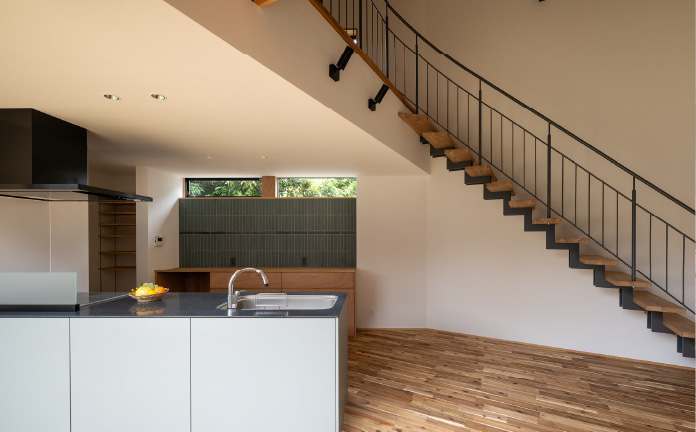 階段を上りきった先はゆるやかなR（曲線）を描いたデザインに