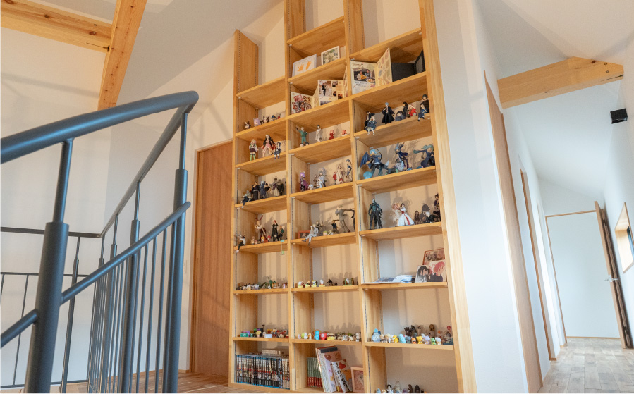 特注の飾り棚で趣味のスペース