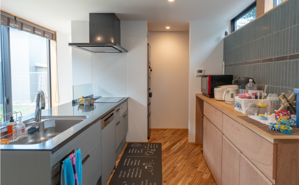 キッチンは機能性を重視しながらも、造作ならではの柔軟さを生かし