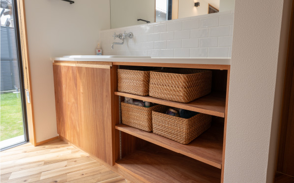 洗面も、同じ素材や色味を取り入れることで、まるでキッチンから自然に流れるような雰囲気を演出