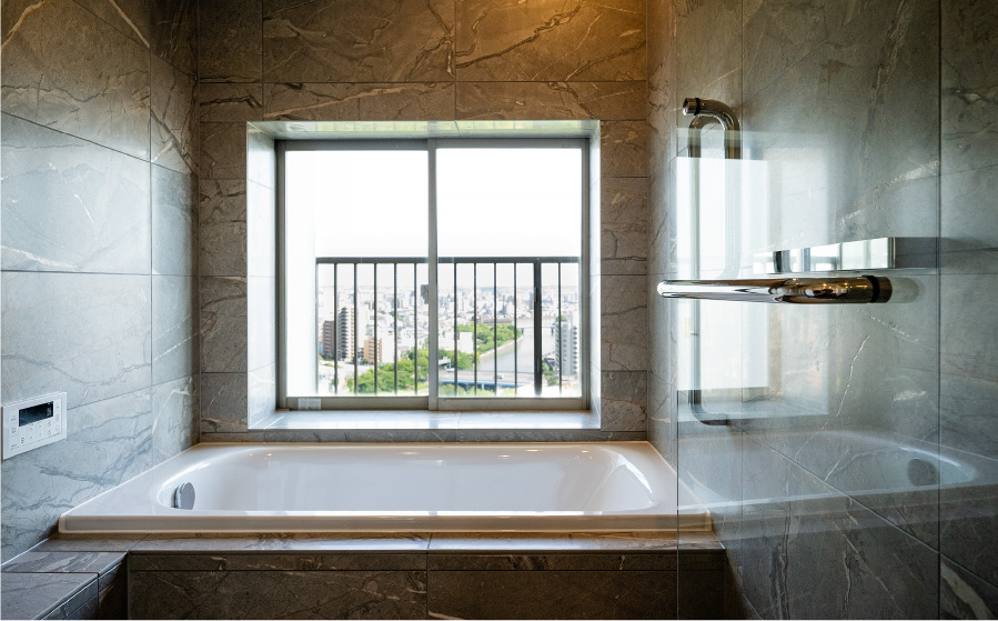 庭園を眺めながら過ごす、特別なバスタイム