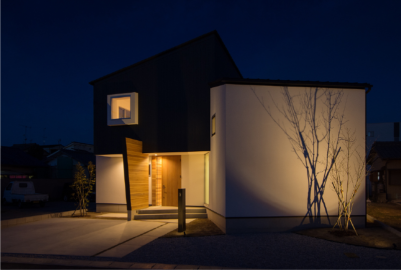 角度をつけて建てられた物件